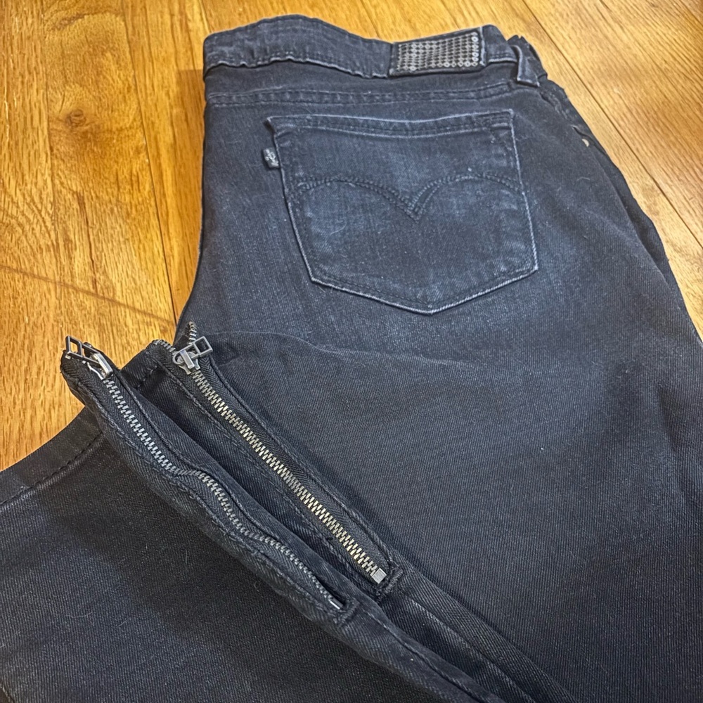 Levi’s black with sequins and zippers Demi curve skinny jeans size 30